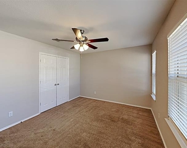 632 Hutchins Drive - Photo Thumbnail 8