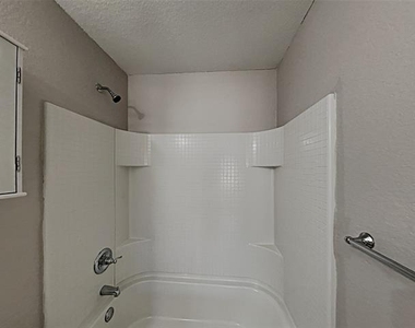 632 Hutchins Drive - Photo Thumbnail 10