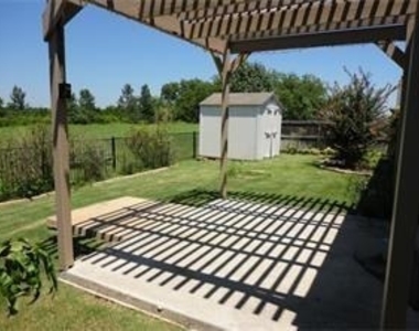 981 Crockett Drive - Photo Thumbnail 2