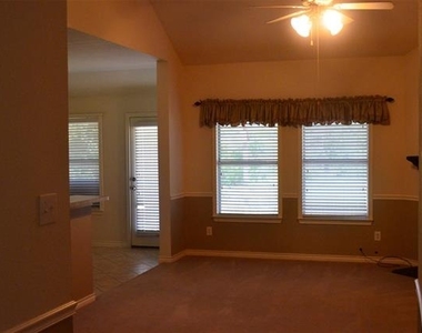 981 Crockett Drive - Photo Thumbnail 14