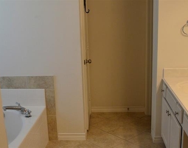 981 Crockett Drive - Photo Thumbnail 15