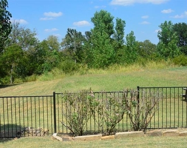 981 Crockett Drive - Photo Thumbnail 4