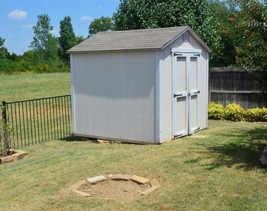 981 Crockett Drive - Photo Thumbnail 3