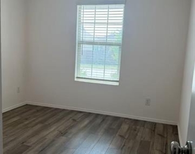405 Lauren Brooke Drive - Photo Thumbnail 6