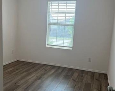 405 Lauren Brooke Drive - Photo Thumbnail 7