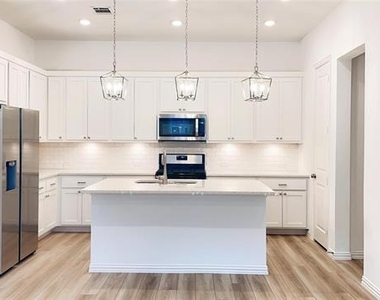 2233 Adena Springs Drive - Photo Thumbnail 16
