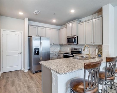 2921 Mare Drive - Photo Thumbnail 9