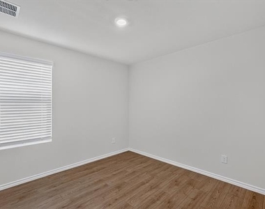 1128 Southfield Drive - Photo Thumbnail 11