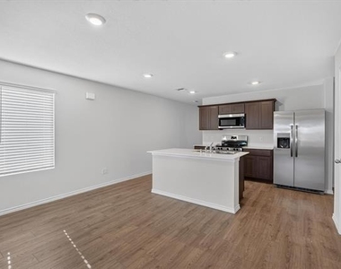 1128 Southfield Drive - Photo Thumbnail 4