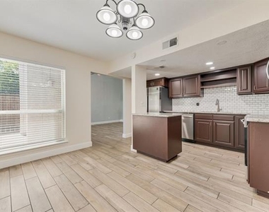 219 W Rochelle Road - Photo Thumbnail 7