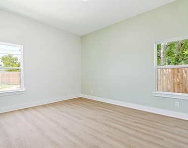 8009 Doreen Avenue - Photo Thumbnail 5
