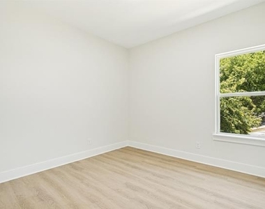 8009 Doreen Avenue - Photo Thumbnail 10