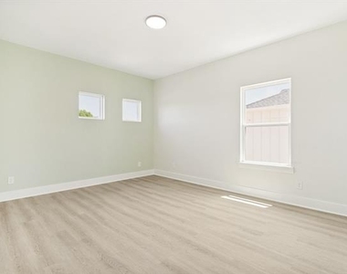 8009 Doreen Avenue - Photo Thumbnail 10