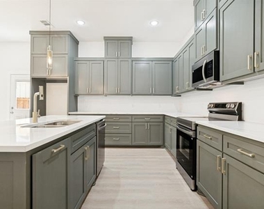 8009 Doreen Avenue - Photo Thumbnail 4