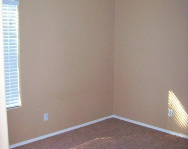 2333 E Meadow Lark Way - Photo Thumbnail 12