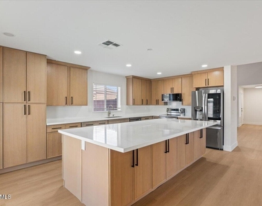 2289 W Hayden Peak Drive - Photo Thumbnail 5