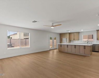 2289 W Hayden Peak Drive - Photo Thumbnail 9