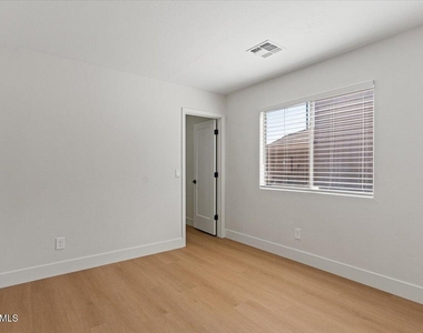 2289 W Hayden Peak Drive - Photo Thumbnail 12