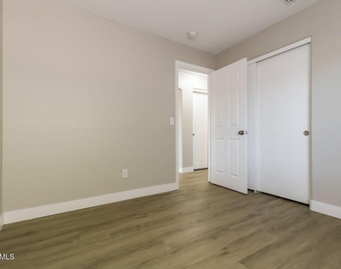 12038 W Corrine Drive - Photo Thumbnail 8
