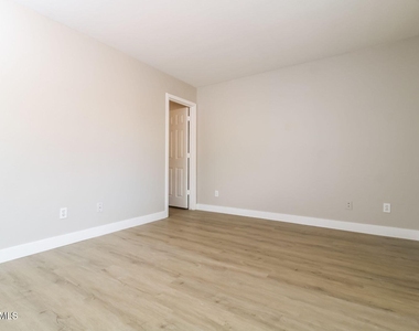 12038 W Corrine Drive - Photo Thumbnail 9
