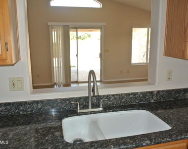 6814 W Louise Drive - Photo Thumbnail 4
