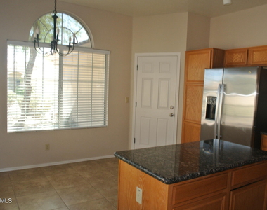 6814 W Louise Drive - Photo Thumbnail 5