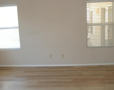 6814 W Louise Drive - Photo Thumbnail 11