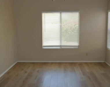 6814 W Louise Drive - Photo Thumbnail 7