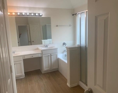 716 Mistymoor Lane - Photo Thumbnail 13