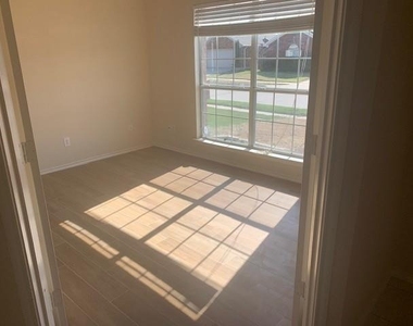 716 Mistymoor Lane - Photo Thumbnail 5