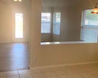 716 Mistymoor Lane - Photo Thumbnail 4