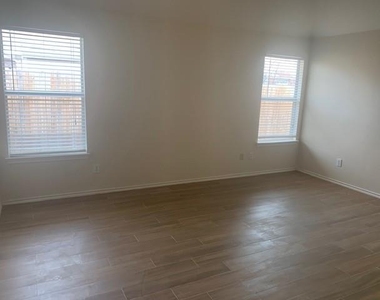 716 Mistymoor Lane - Photo Thumbnail 14