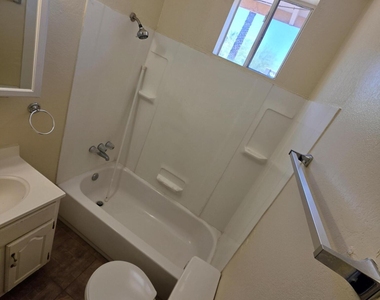521 W 5th Street - Photo Thumbnail 10