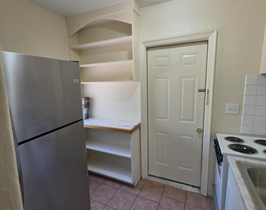 521 W 5th Street - Photo Thumbnail 5