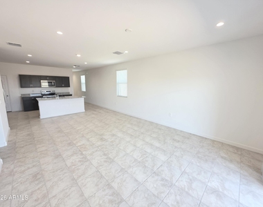 2844 W Shepperd Avenue - Photo Thumbnail 3
