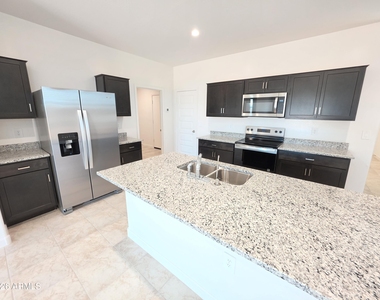 2844 W Shepperd Avenue - Photo Thumbnail 5