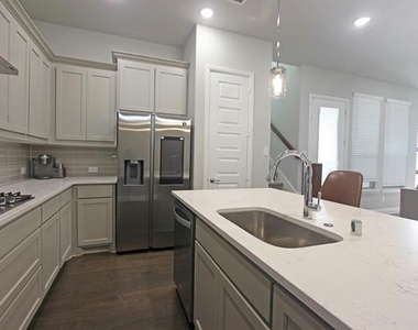 4127 Runway Mews - Photo Thumbnail 4