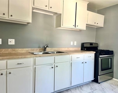 1017 Vine Street - Photo Thumbnail 5