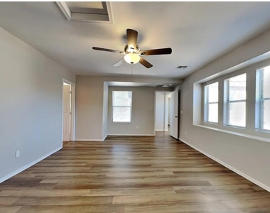 11226 W Garfield Street - Photo Thumbnail 7
