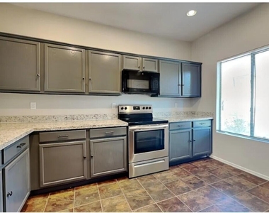 11226 W Garfield Street - Photo Thumbnail 5