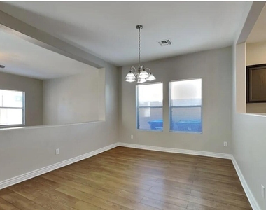 11226 W Garfield Street - Photo Thumbnail 3