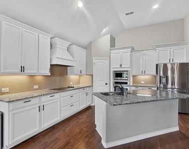 305 Acadia Lane - Photo Thumbnail 10