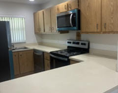 475 Glenwood Drive - Photo Thumbnail 4