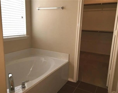 14911 Riverside Drive - Photo Thumbnail 8