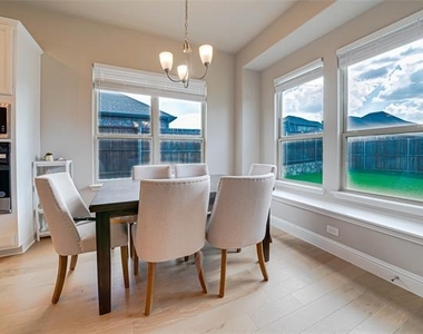 707 Gatecrest Drive - Photo Thumbnail 8