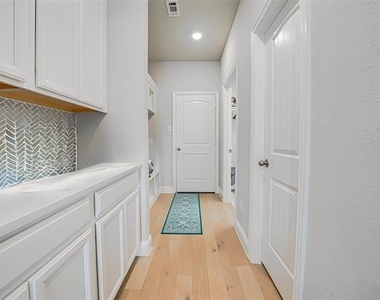 707 Gatecrest Drive - Photo Thumbnail 9