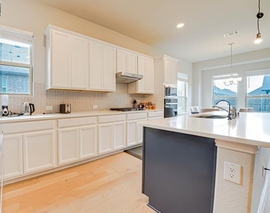 707 Gatecrest Drive - Photo Thumbnail 7