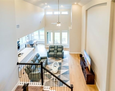 707 Gatecrest Drive - Photo Thumbnail 5