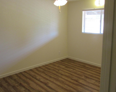 719 W 10th Street - Photo Thumbnail 23