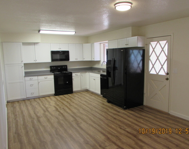 719 W 10th Street - Photo Thumbnail 8